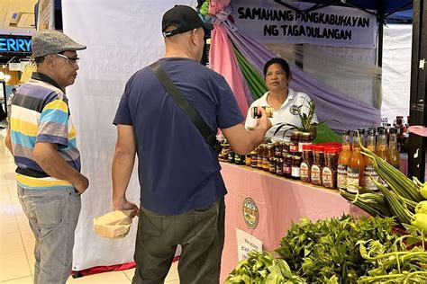 KALAKALAN SA SOUTH GARDEN .